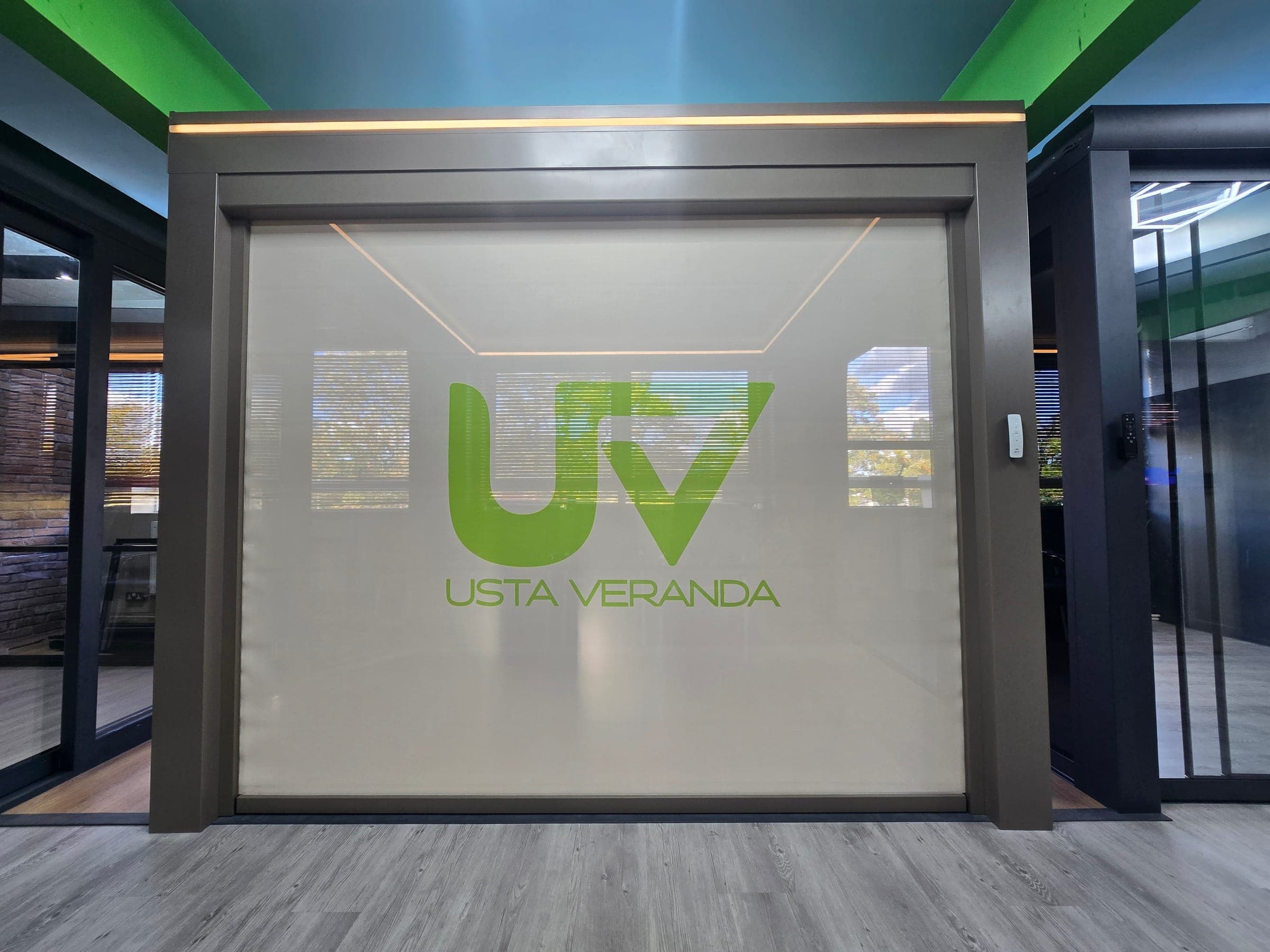 Exterior windproof motorized zip screen fabric blind on an aluminium pergola