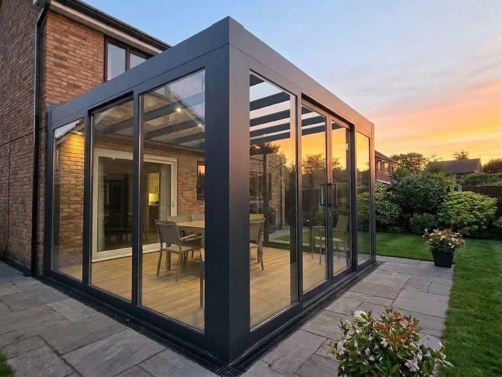 Cube style veranda with horizontal fascia and minimalist anthracite frame